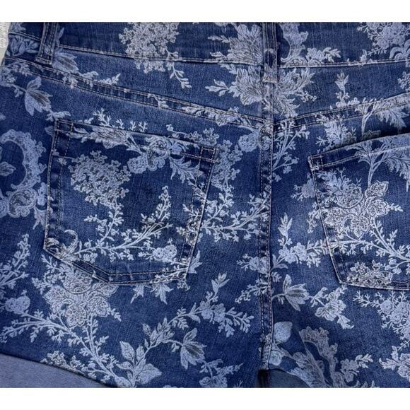 Time and Tru Mid Rise Size 12 Blue Floral Denim Cuffed Shorts - Picture 8 of 9